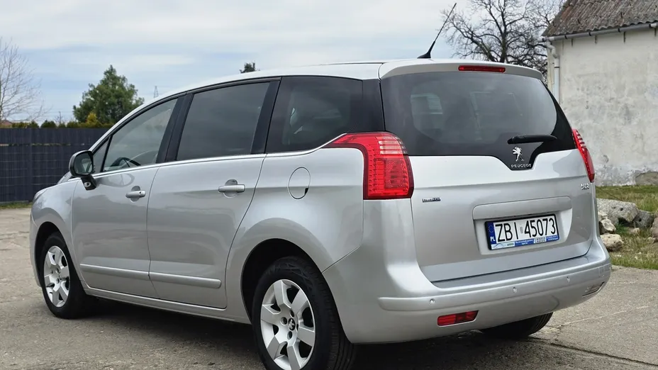 PEUGEOT 5008 -