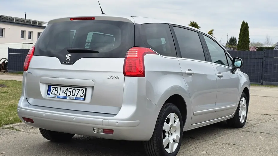 PEUGEOT 5008 -
