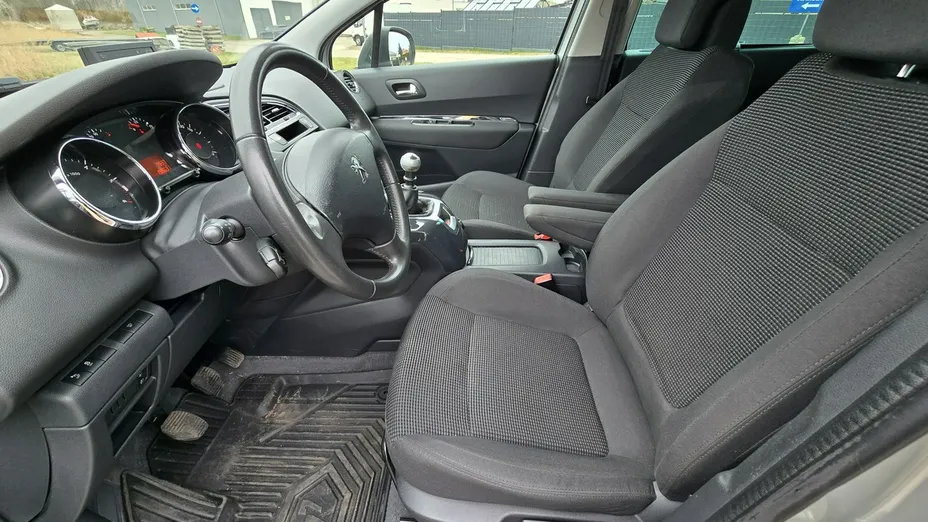 PEUGEOT 5008 -