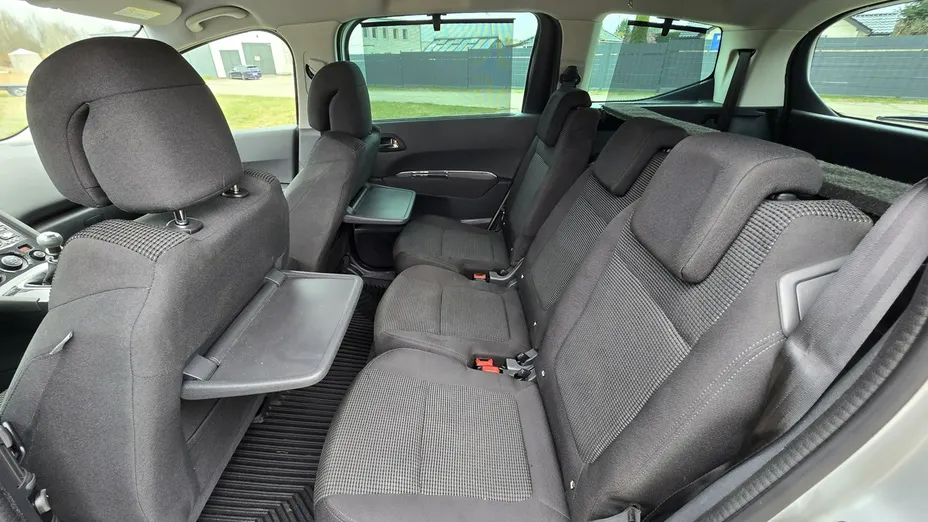 PEUGEOT 5008 -