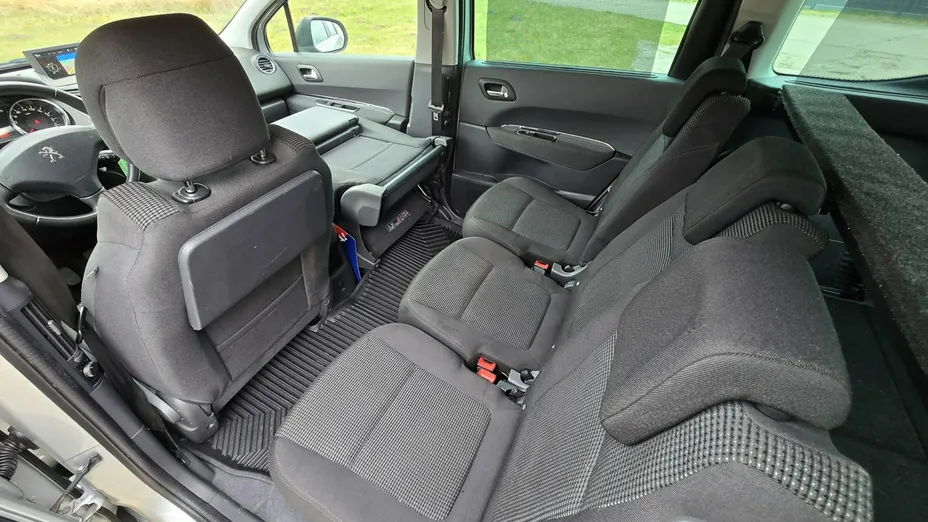 PEUGEOT 5008 -