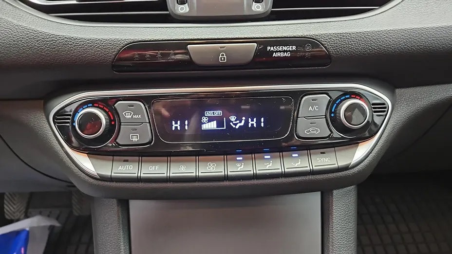 HYUNDAI i30 -