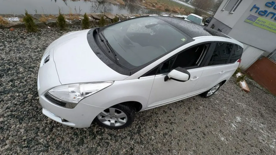 PEUGEOT 5008 -