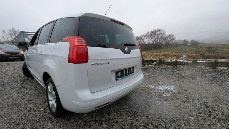 PEUGEOT 5008 -