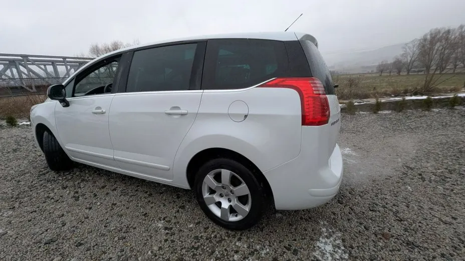 PEUGEOT 5008 -