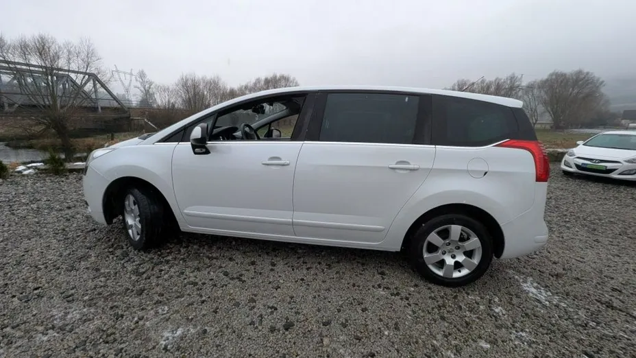 PEUGEOT 5008 -