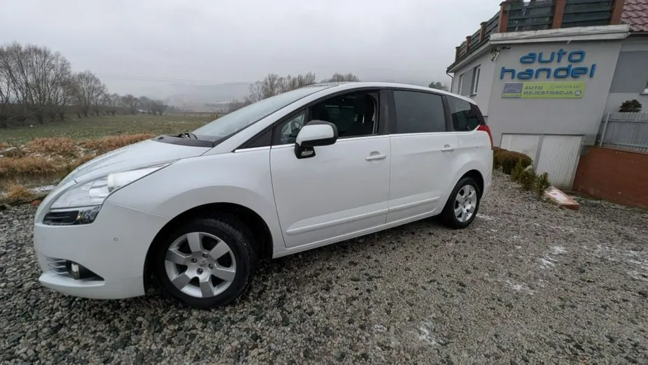 PEUGEOT 5008 -