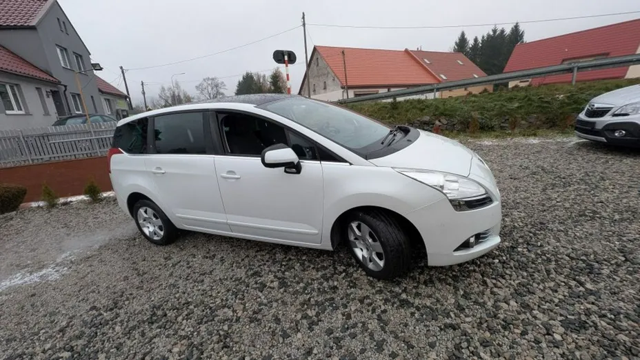 PEUGEOT 5008 -