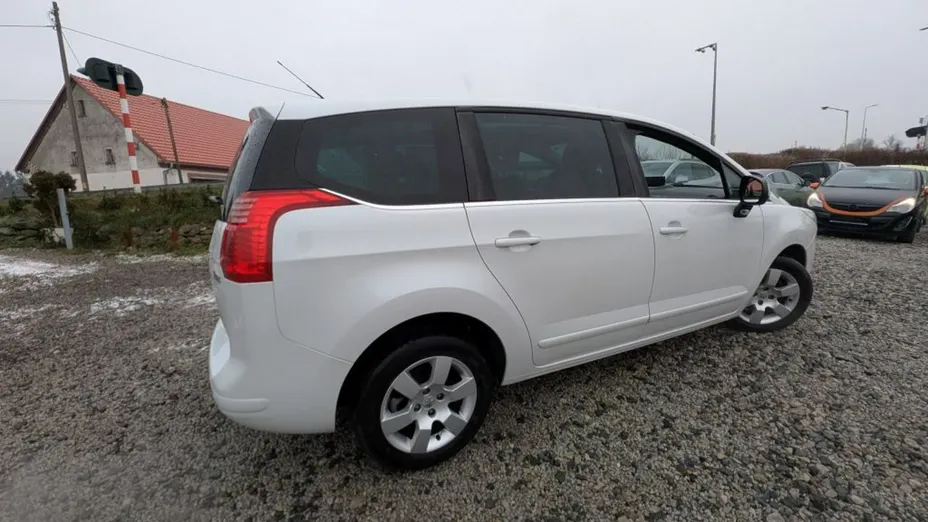 PEUGEOT 5008 -