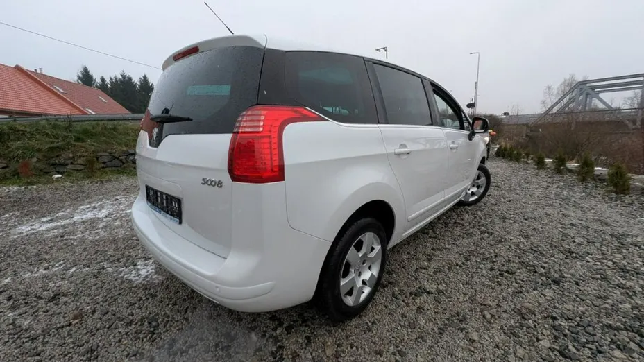 PEUGEOT 5008 -