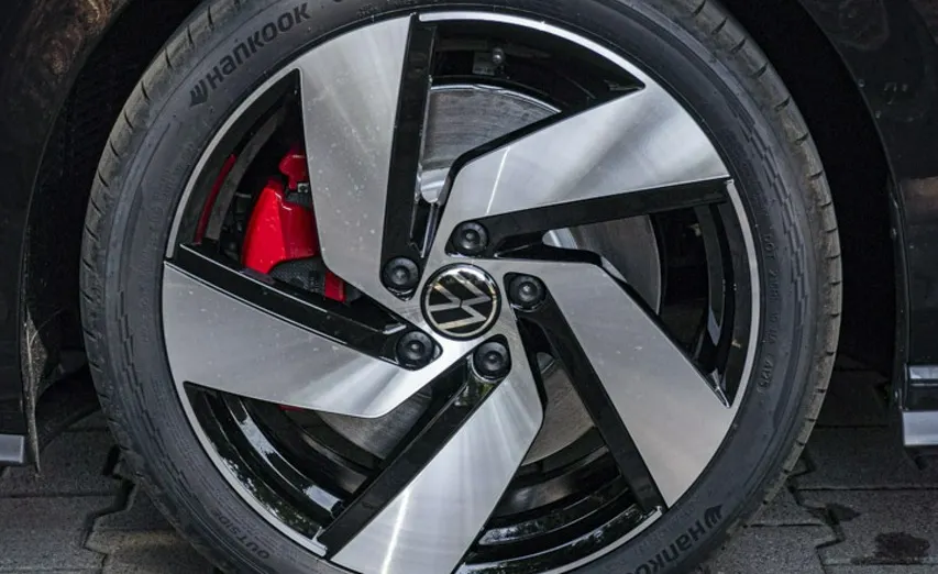 VOLKSWAGEN Golf -
