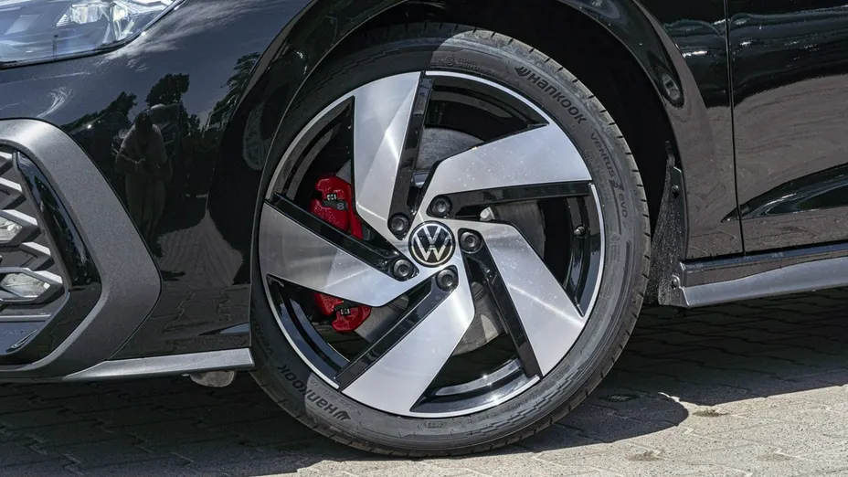 VOLKSWAGEN Golf -