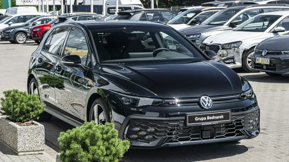 VOLKSWAGEN Golf -