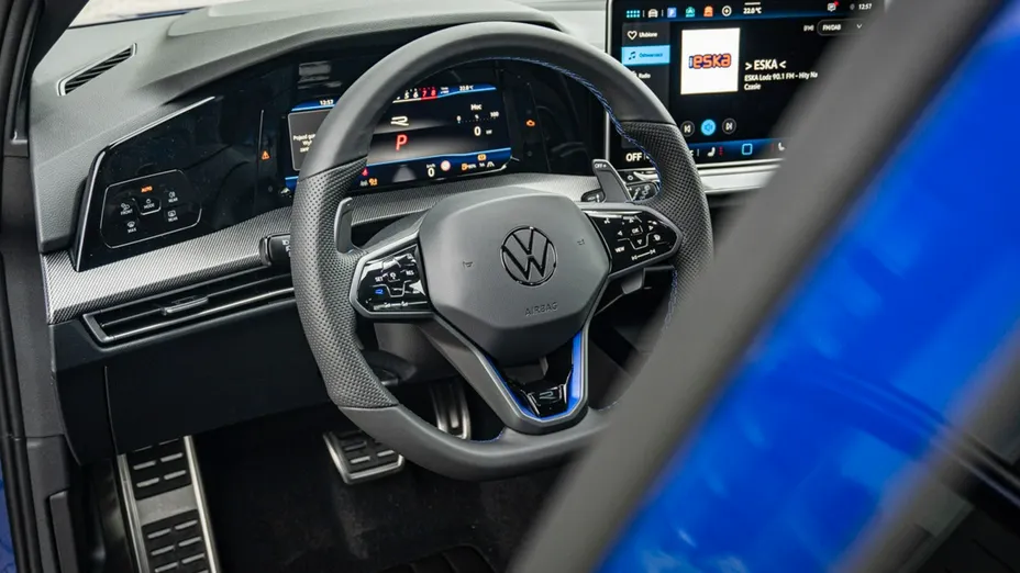 VOLKSWAGEN Golf -