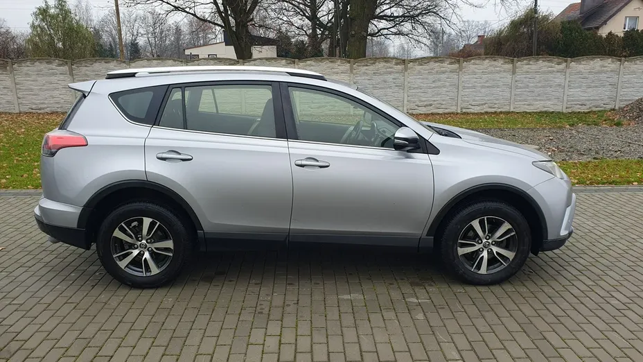 TOYOTA RAV4 -