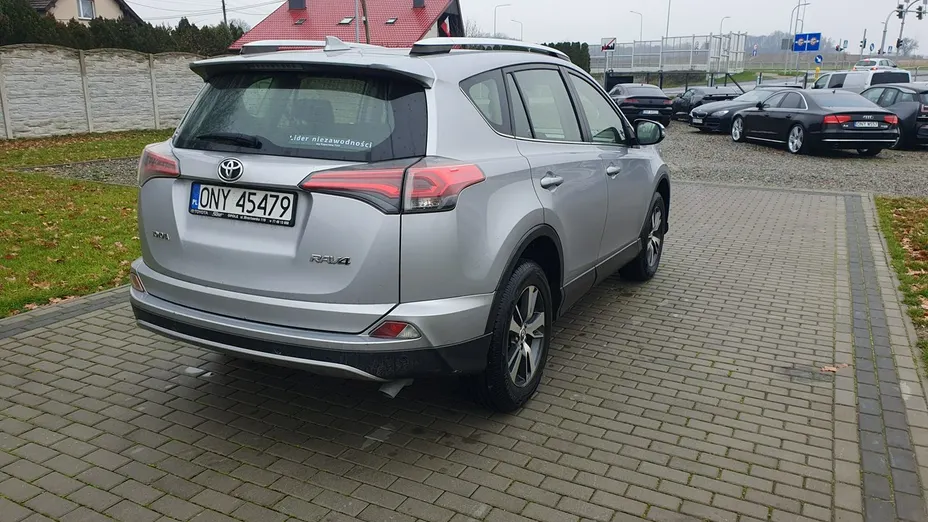 TOYOTA RAV4 -