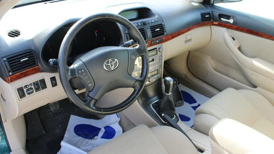 TOYOTA Avensis -