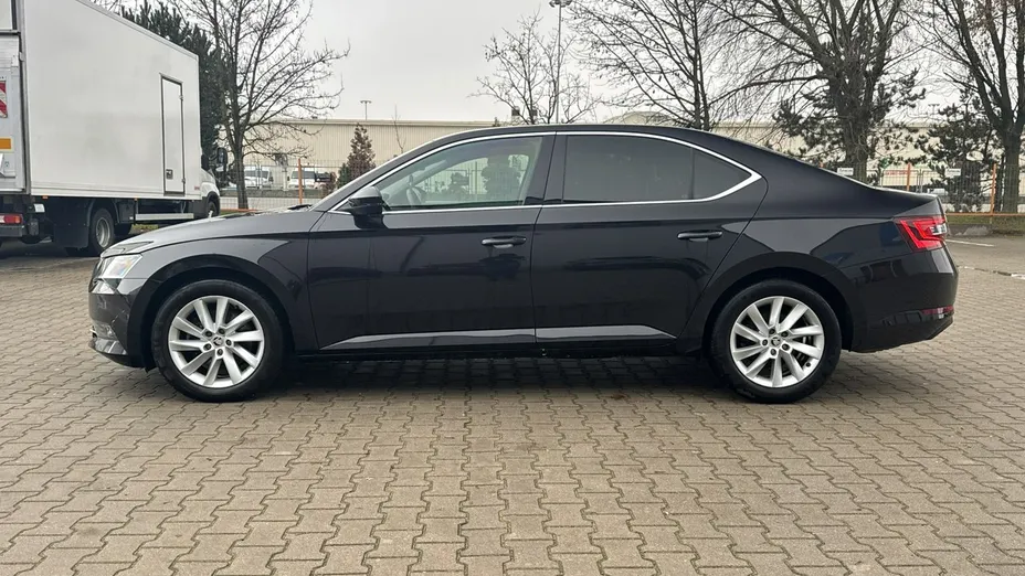 SKODA Superb -