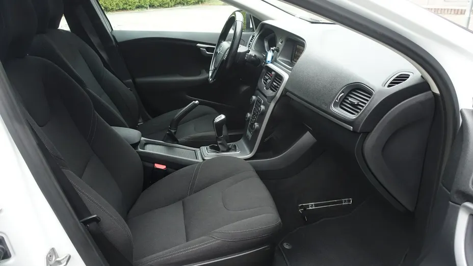 VOLVO V40 -