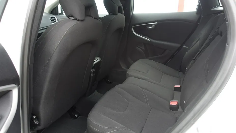 VOLVO V40 -