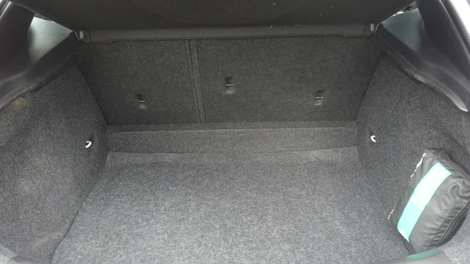 VOLVO V40 -