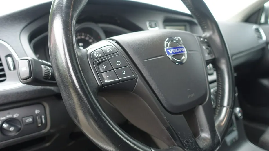 VOLVO V40 -