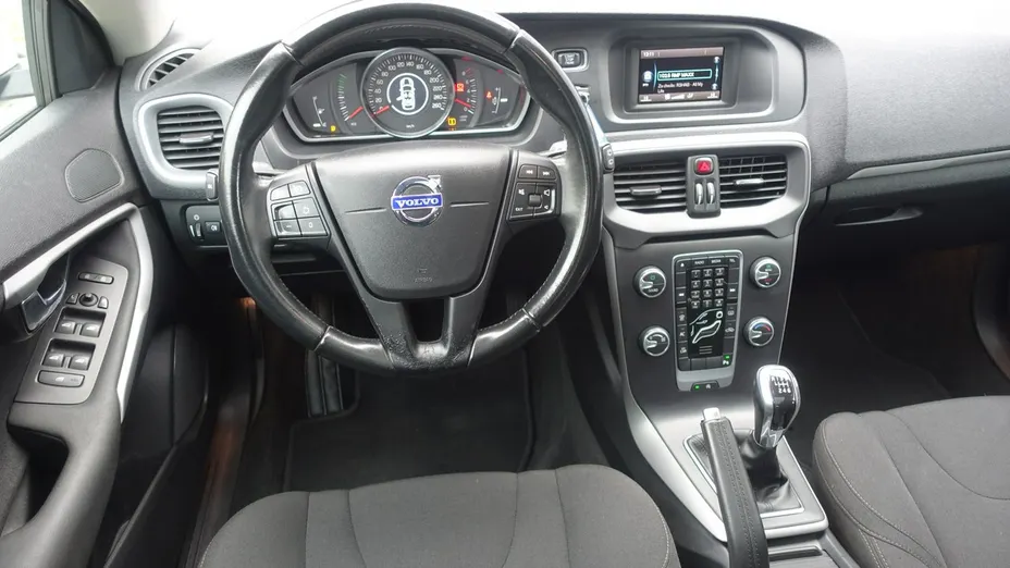 VOLVO V40 -