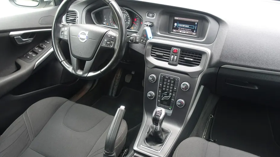 VOLVO V40 -