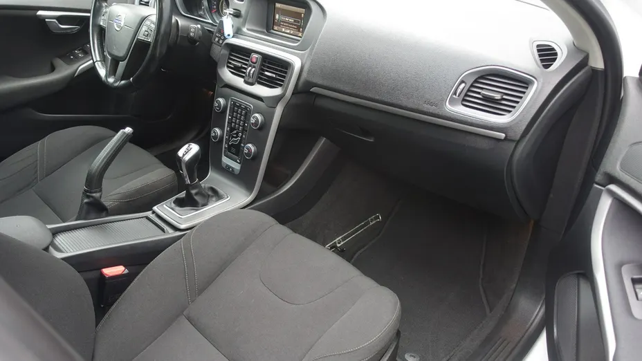 VOLVO V40 -