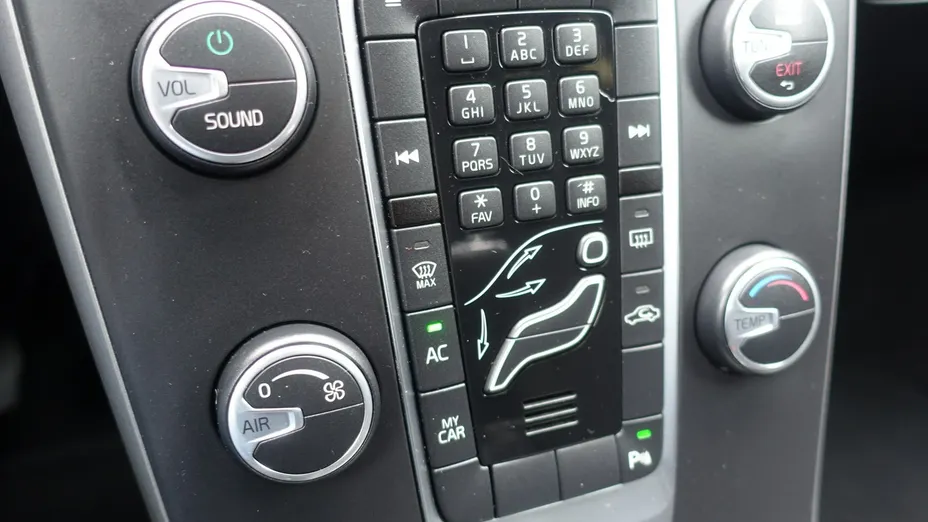VOLVO V40 -