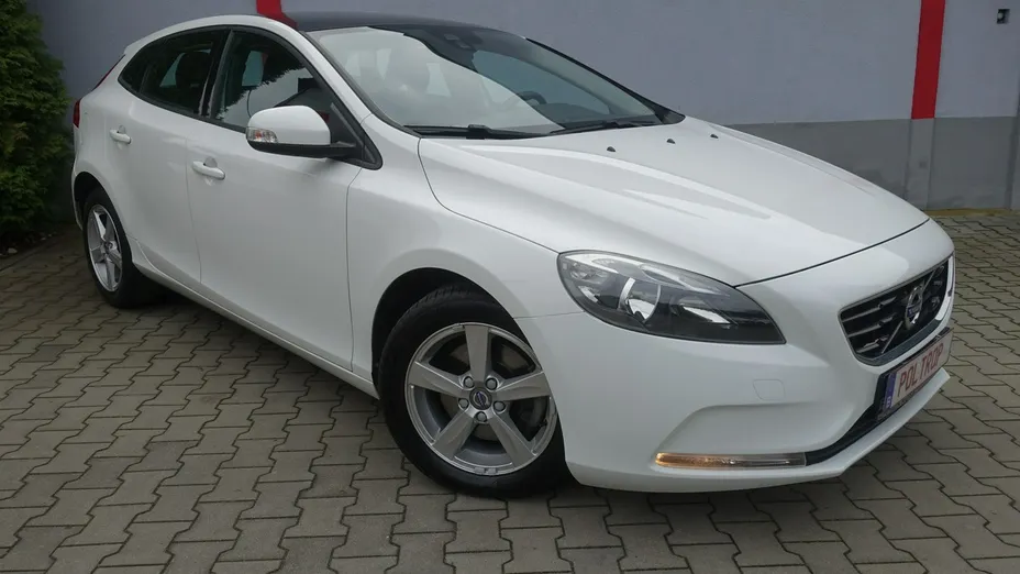 VOLVO V40 -