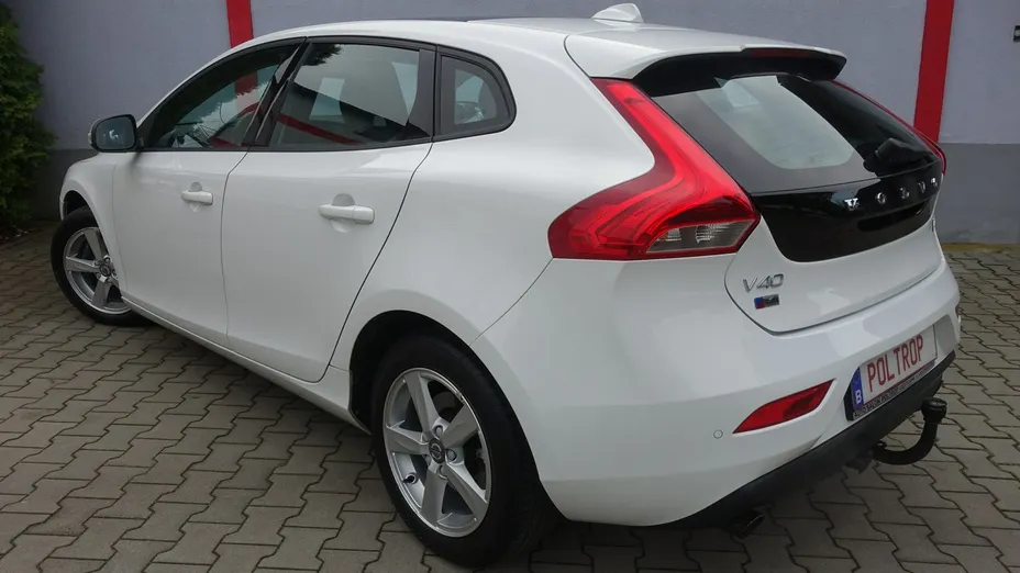 VOLVO V40 -