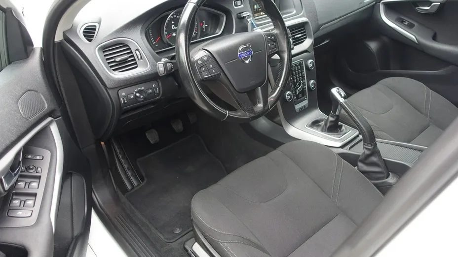 VOLVO V40 -