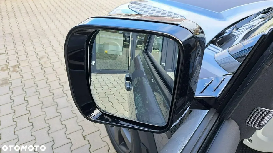 LAND ROVER Defender -