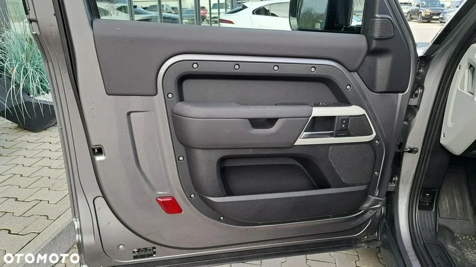 LAND ROVER Defender -