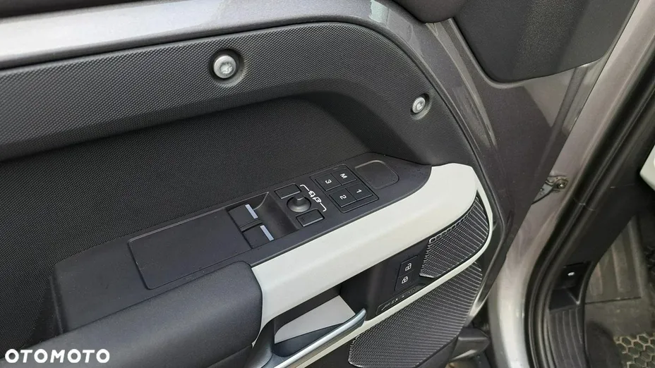 LAND ROVER Defender -