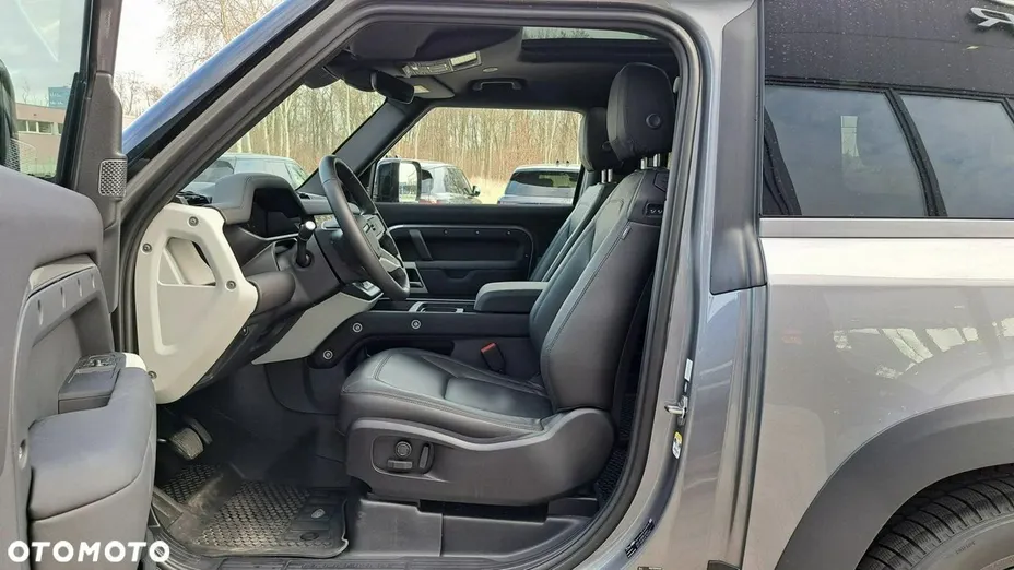 LAND ROVER Defender -