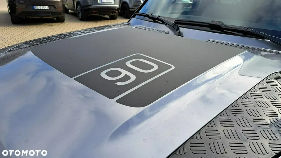 LAND ROVER Defender -