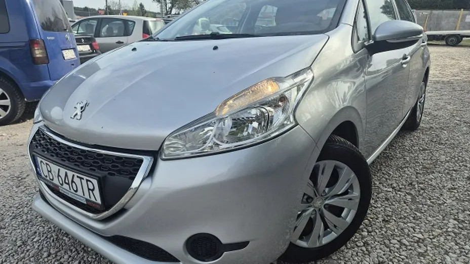 PEUGEOT 208 -