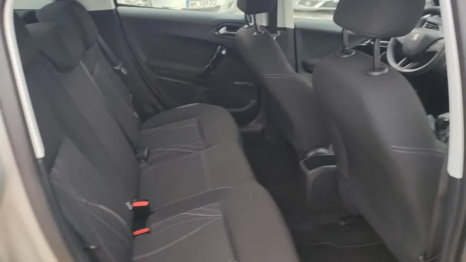 PEUGEOT 208 -
