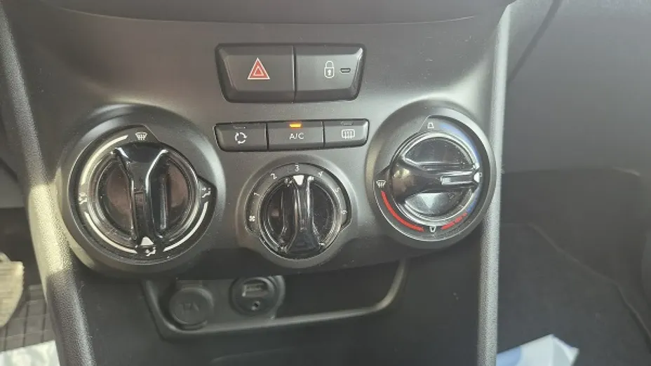 PEUGEOT 208 -