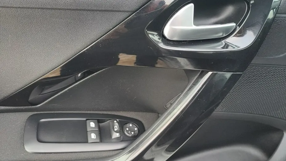 PEUGEOT 208 -