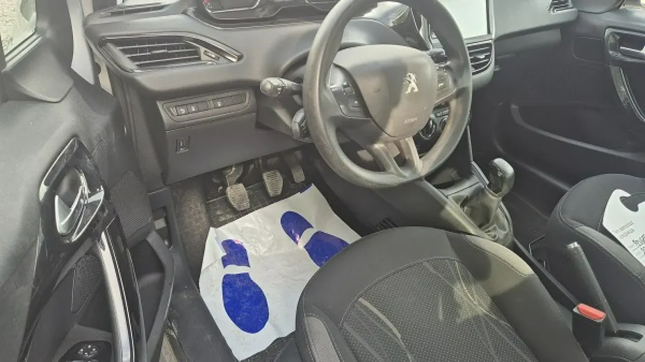 PEUGEOT 208 -