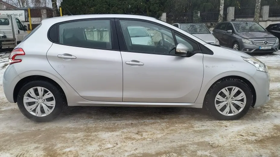 PEUGEOT 208 -