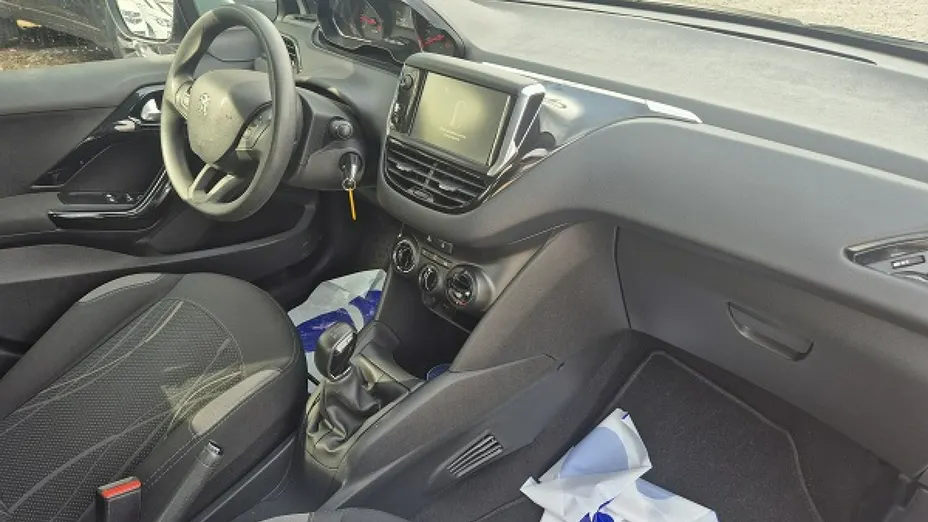 PEUGEOT 208 -