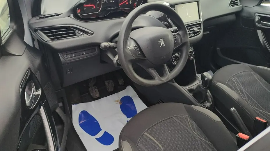 PEUGEOT 208 -