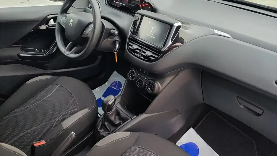 PEUGEOT 208 -