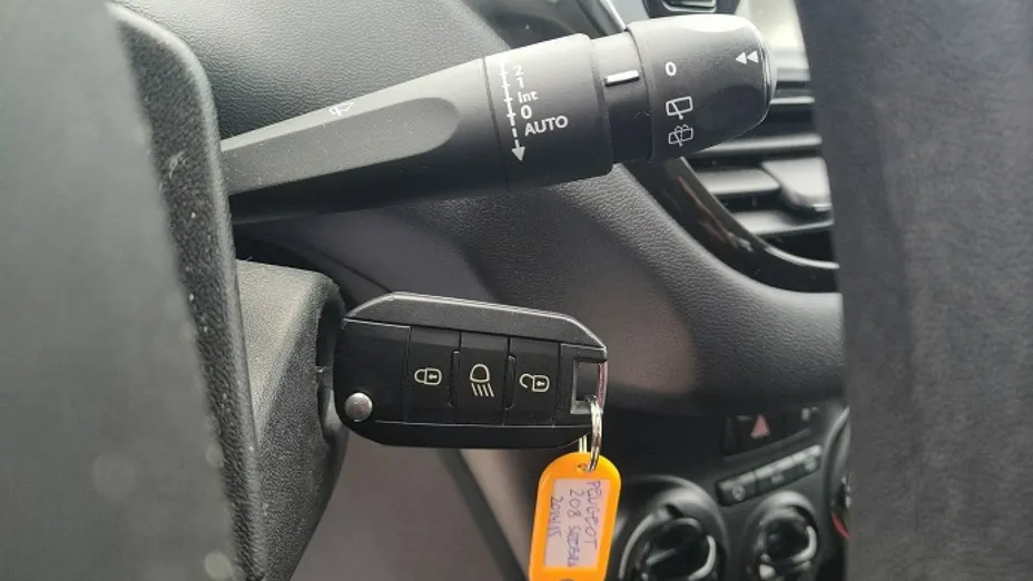PEUGEOT 208 -