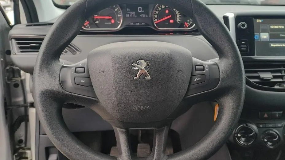 PEUGEOT 208 -