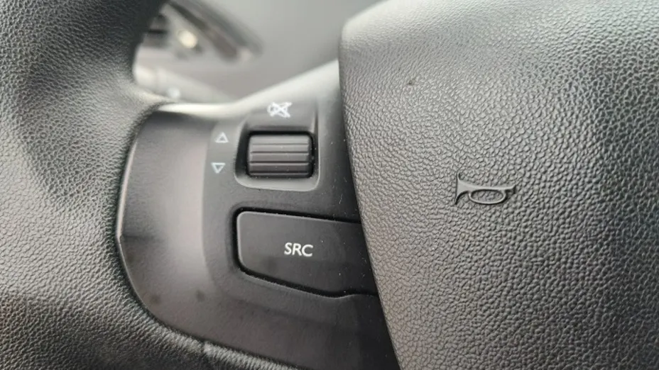 PEUGEOT 208 -